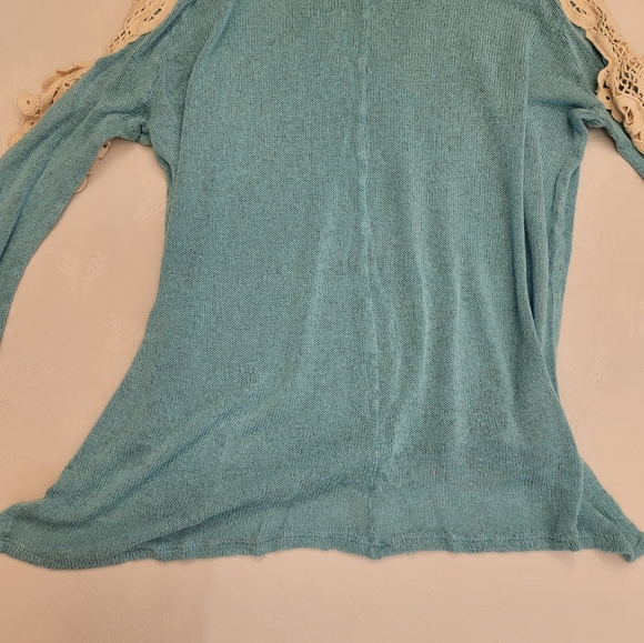 Adorable bohemian lace shoulder cut-out knitted long sleeve in arctic blue 🩵 - Picture 15 of 16